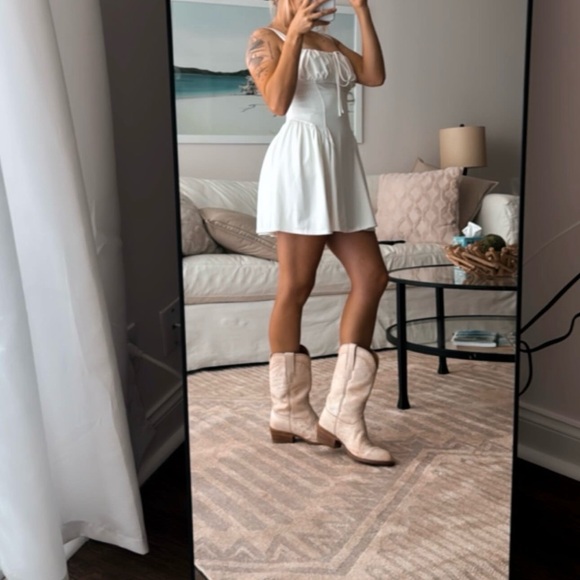 Dresses & Skirts - White Dress with spandex